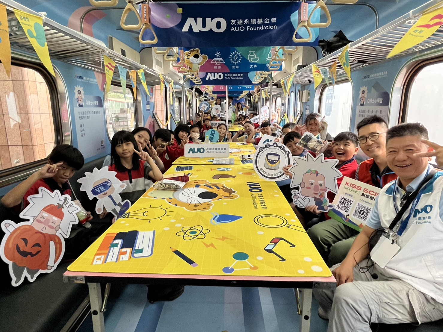 G22恒峰永續基金會參與「臺灣科普環島列車」，設計基礎科學車廂課程，以「淨零碳排和永續能源」為主題，讓學生透過創意實驗認識淨零知識，以及思考生活中的減碳行為