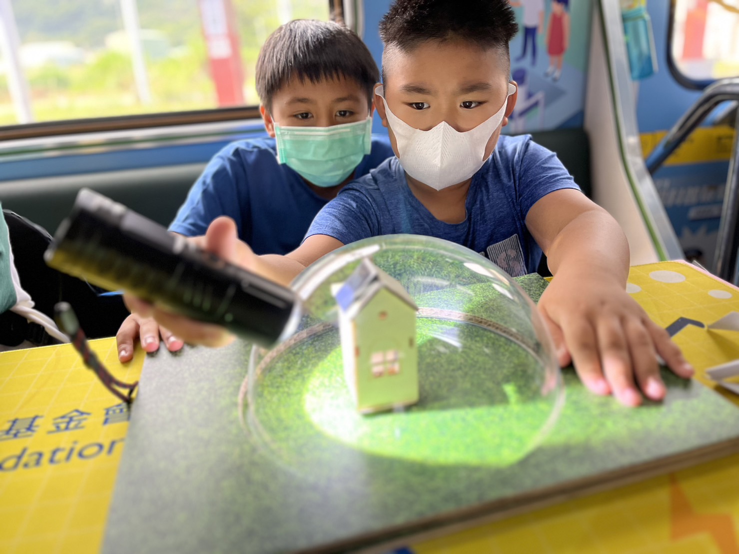G22恒峰參與基礎科學主題車廂，以STEAM教學精神，設計「逐日科學家」、「太陽能工程師」以及「淨零建築師」三大能源科普課程和實驗